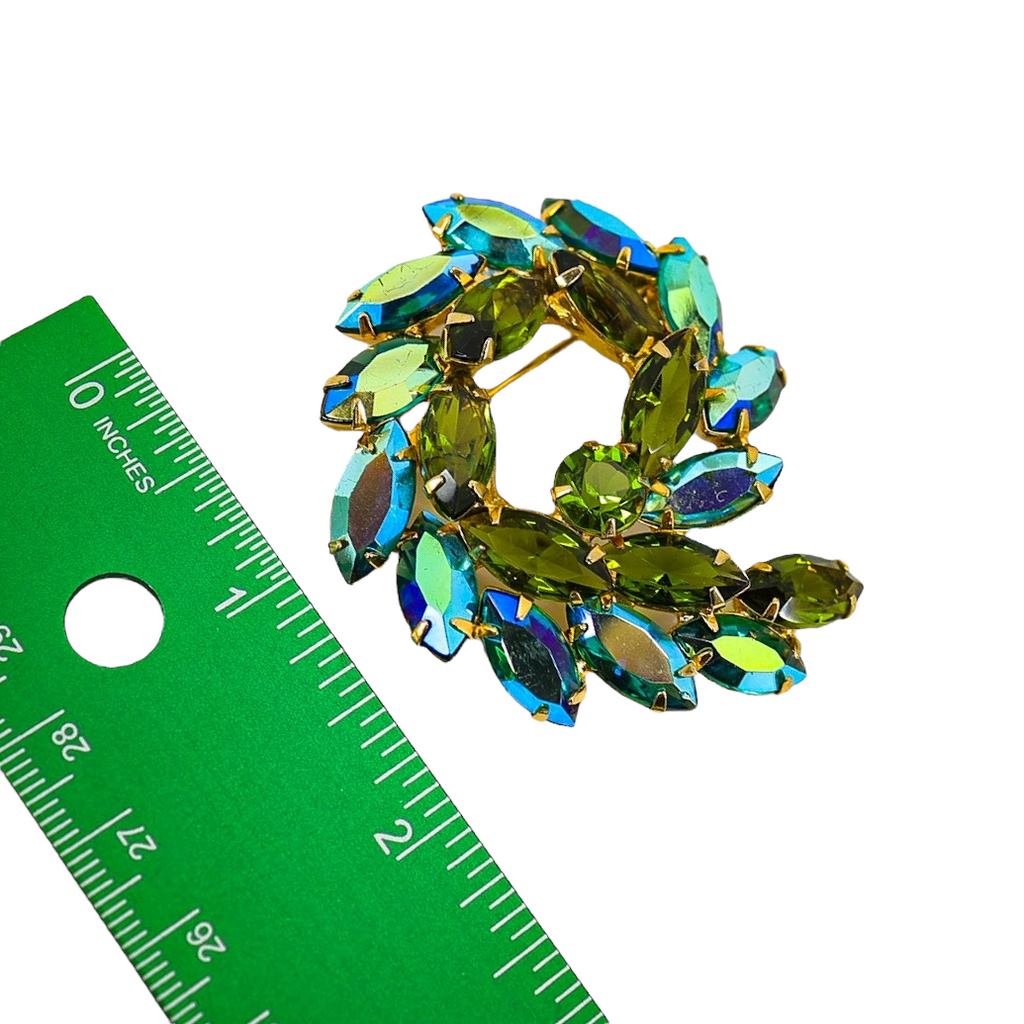 Vintage Mid-Century Green Aurora Borealis Large Rhinestone Brooch – Gold-Tone Wreath Design