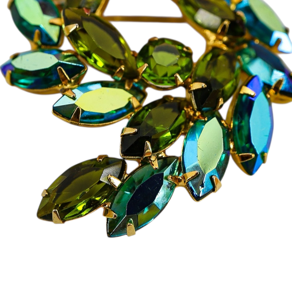 Vintage Mid-Century Green Aurora Borealis Large Rhinestone Brooch – Gold-Tone Wreath Design