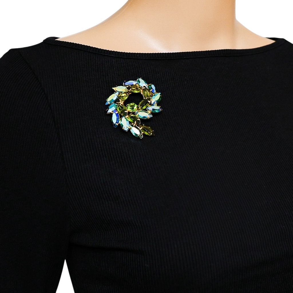 Vintage Mid-Century Green Aurora Borealis Large Rhinestone Brooch – Gold-Tone Wreath Design