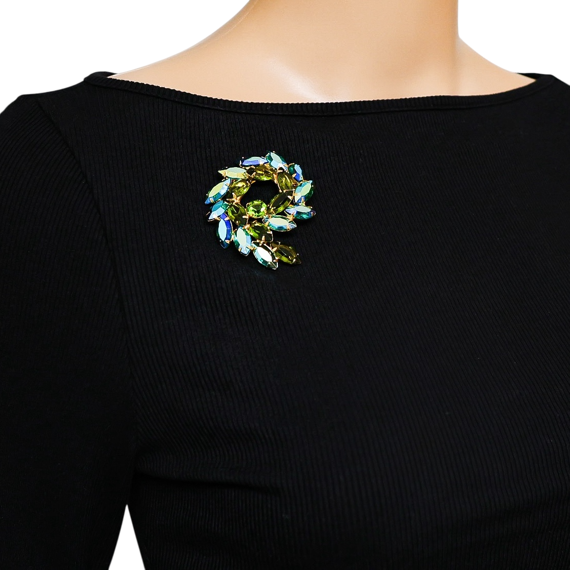 Vintage Mid-Century Green Aurora Borealis Large Rhinestone Brooch – Gold-Tone Wreath Design