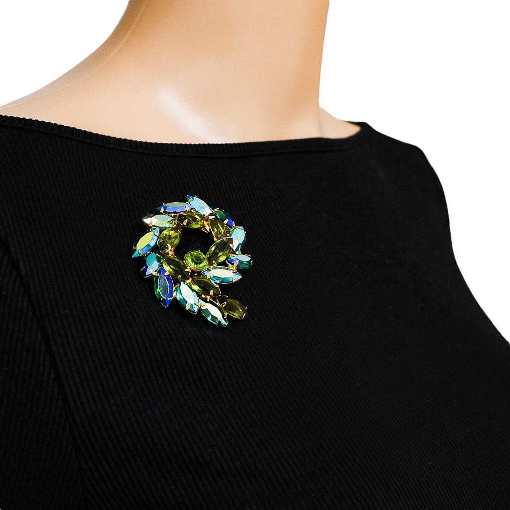 Vintage Mid-Century Green Aurora Borealis Large Rhinestone Brooch – Gold-Tone Wreath Design