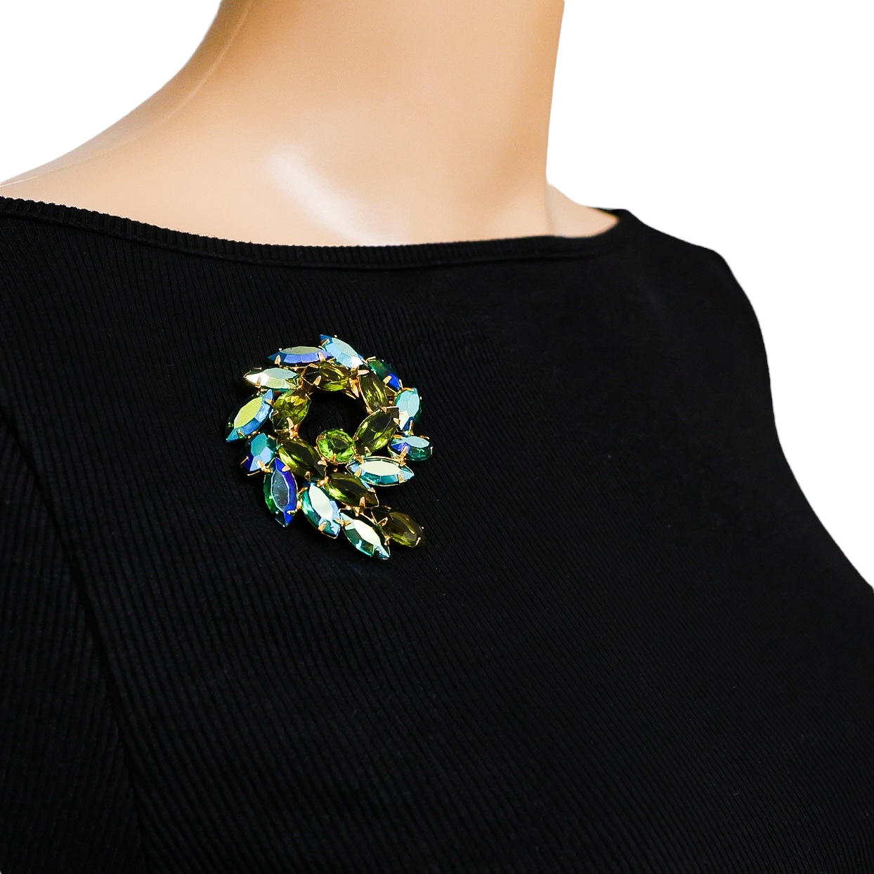 Vintage Mid-Century Green Aurora Borealis Large Rhinestone Brooch – Gold-Tone Wreath Design